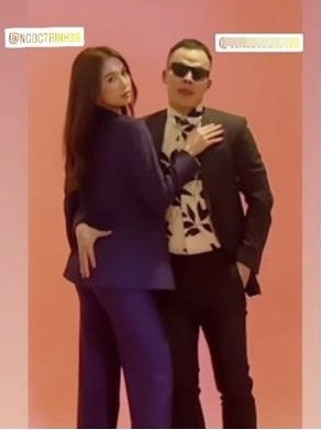 Không chỉ ôm eo đầy khắng khít, ông bầu còn đặt bàn tay lên vòng 3 của mỹ nhân gốc Trà Vinh khiến netizen nhìn vào cũng đỏ cả mặt.