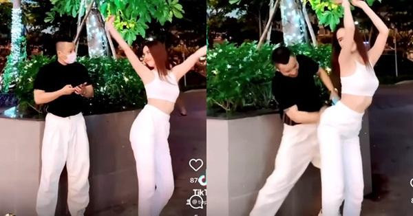 Trong một clip đăng TikTok gần đây, Khắc Tiệp vô tư vỗ mông chân dài quê Trà Vinh. Hành động này được cho là khá thô thiển, phản cảm.