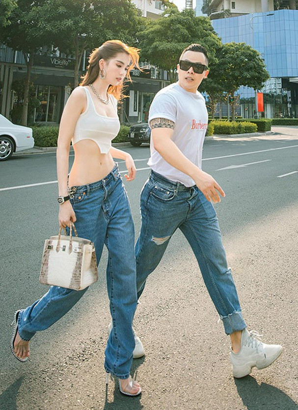 Sự quấn quít thân mật giữa Vũ Khắc Tiệp và Ngọc Trinh khiến nhiều người liên tục "ship" cho ông bầu và chân dài thành một đôi. Ảnh: Tổng hợp