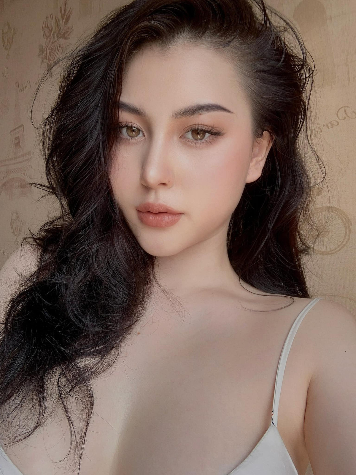 Dù đăng tải lên MXH những khoảnh khắc đẹp xuất thần, vòng nào ra vòng nấy thế nhưng "bông hồng lai" này vẫn nhận về không ít bình luận trái chiều.