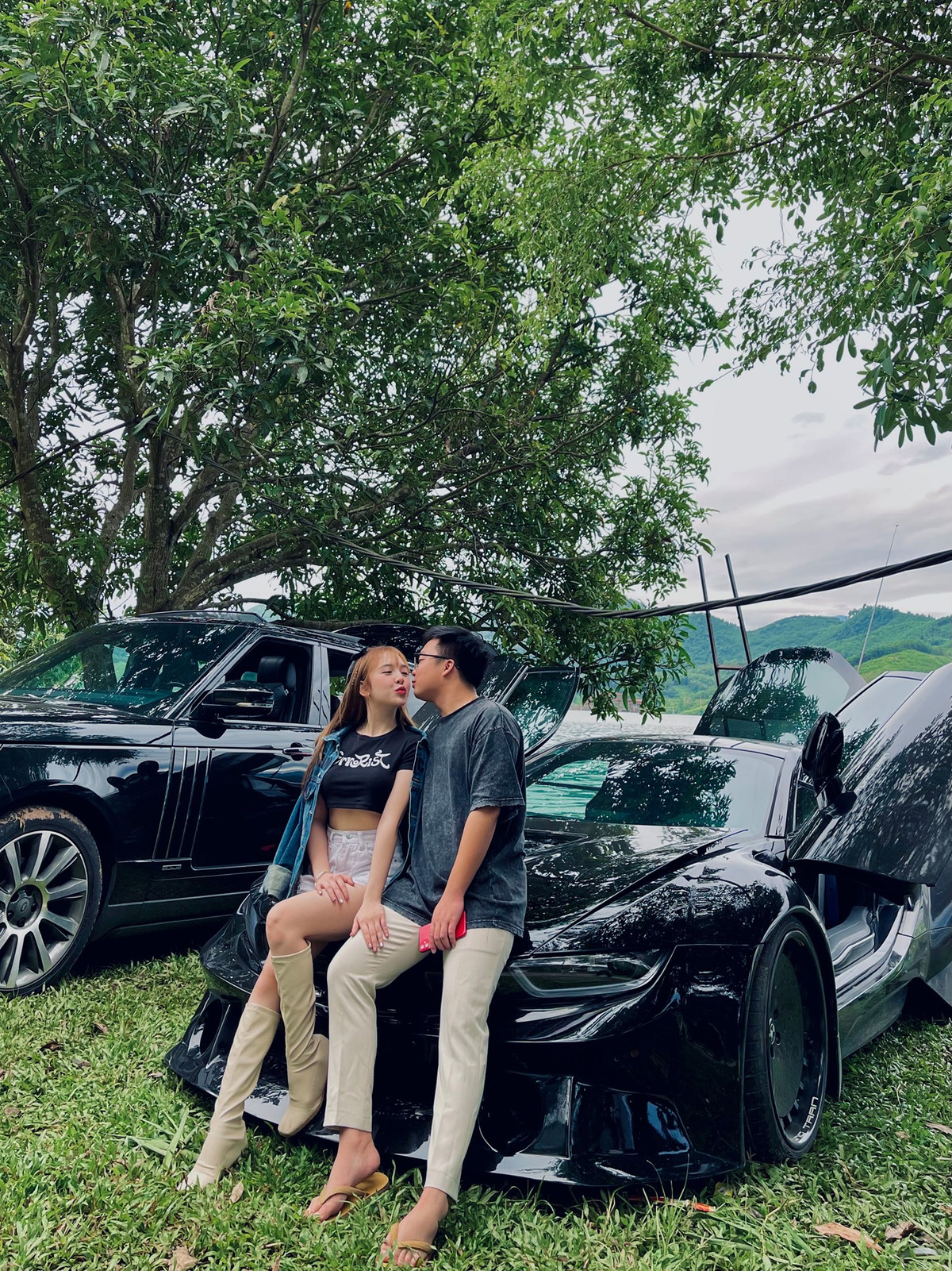 Mới đây, Huyền Châu bất ngờ chia sẻ hình ảnh đứng cạnh bạn trai trên trang cá nhân.