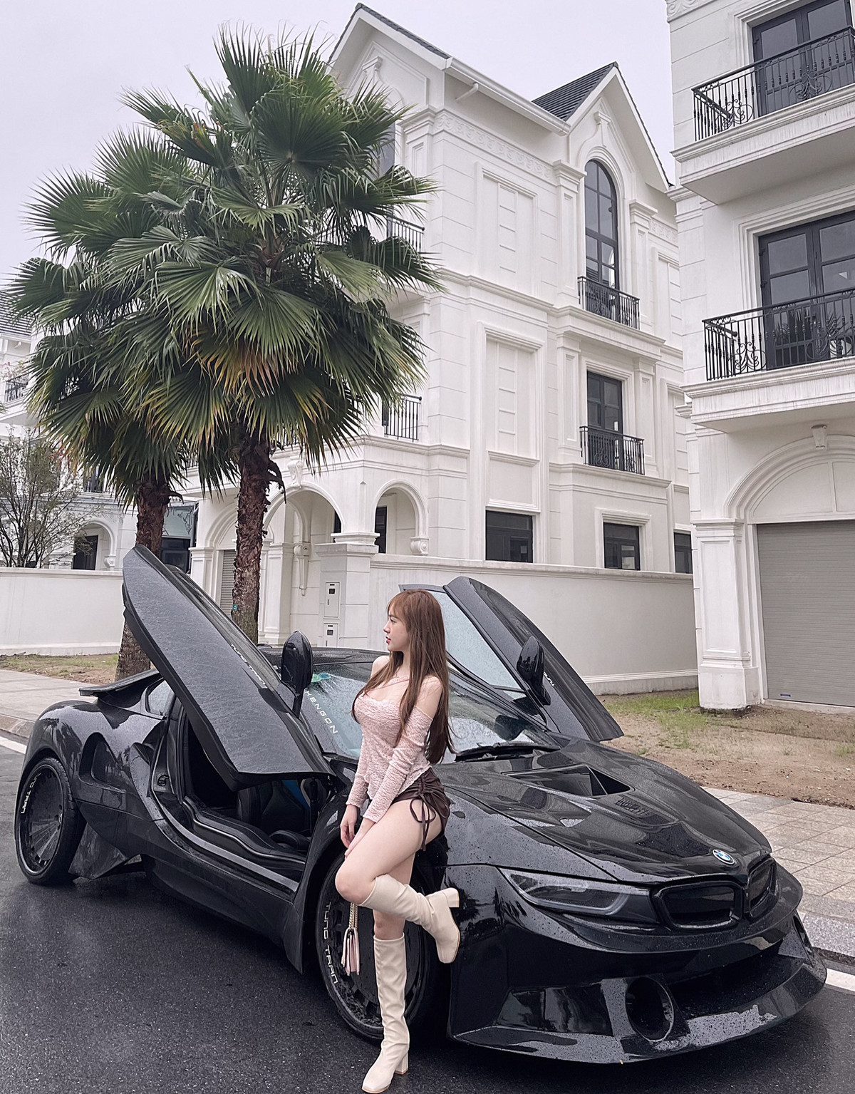 Huyền Châu cũng thường xuyên chia sẻ khoảnh khắc tạo dáng bên siêu xe.