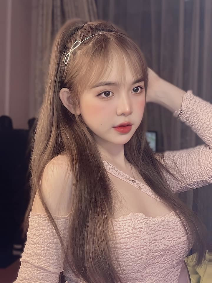 Sau 6 năm, gái xinh này càng gây chú ý hơn khi chuyển hướng phong cách gợi cảm, trưởng thành.