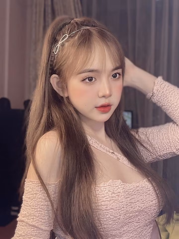 Sau 6 năm, gái xinh này càng gây chú ý hơn khi chuyển hướng phong cách gợi cảm, trưởng thành.