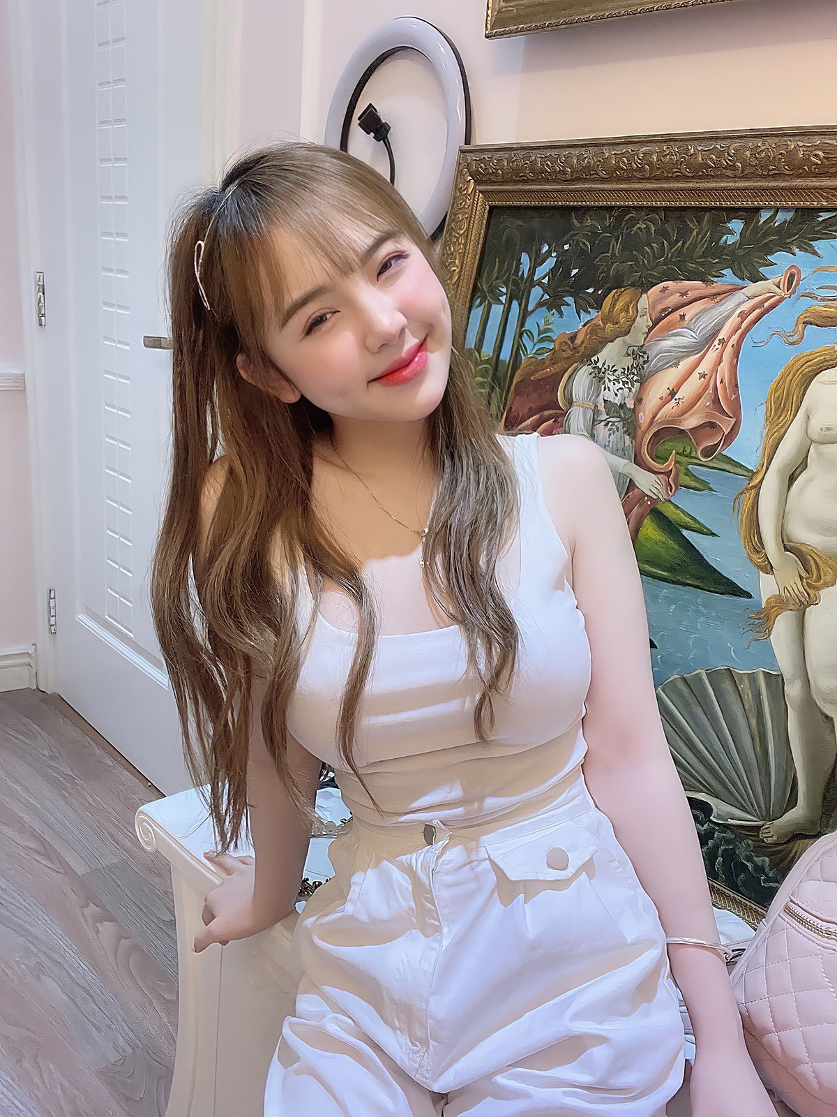 Ngoài ra, Huyền Châu còn hoạt động trong lĩnh vực spa, làm đẹp.