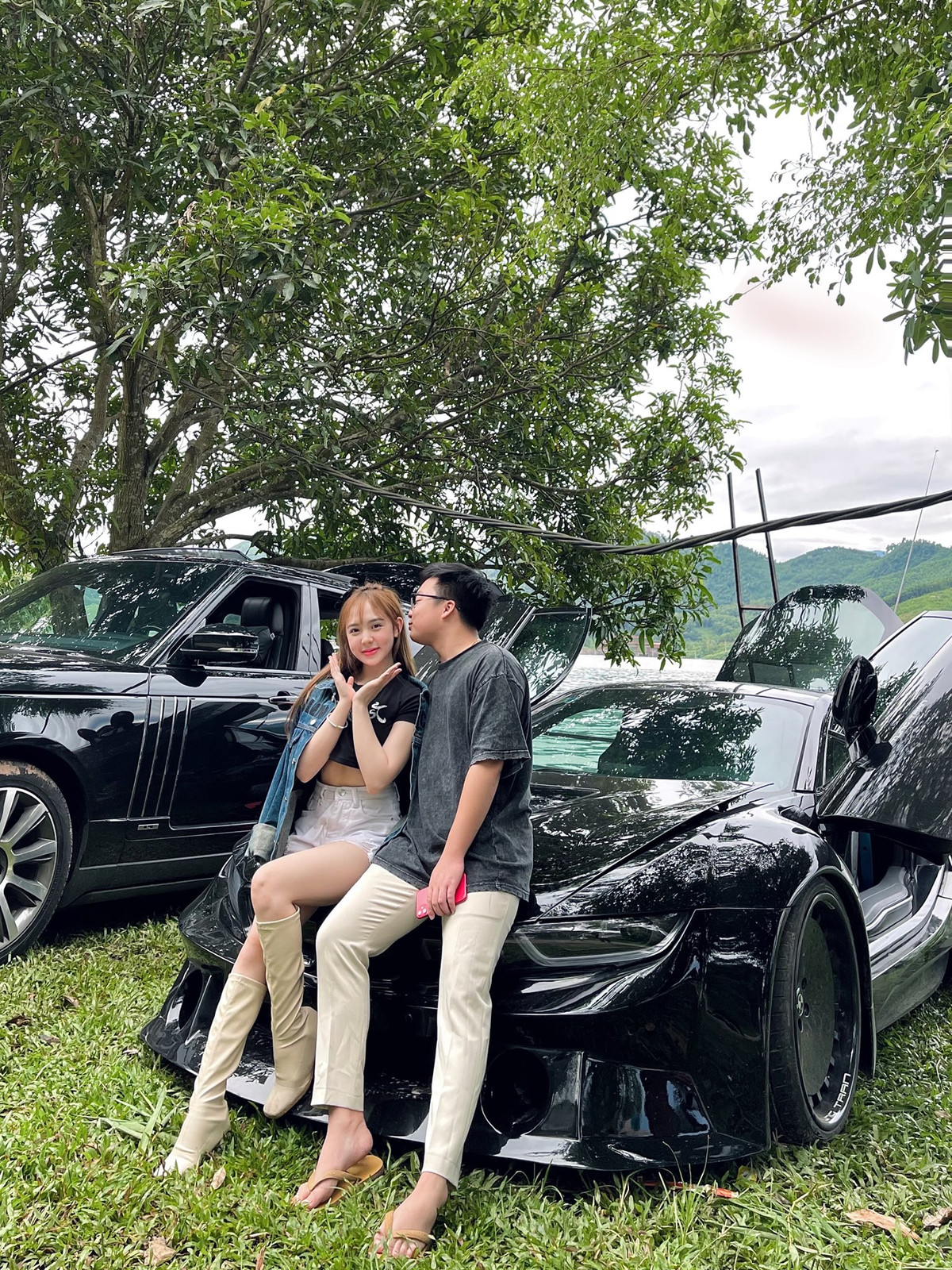 Dòng trạng thái nhanh chóng nhận về lượt tương tác khủng, đáng chú ý nhất chính là chiếc xe mà người yêu Huyền Châu sở hữu.