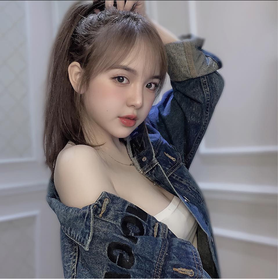 Hiện tại, trang cá nhân của Huyền Châu sở hữu gần 300 ngàn lượt theo dõi. Dù đã nhiều năm trôi qua, nhan sắc của cô nàng vẫn khiến cư dân mạng trầm trồ không thôi.