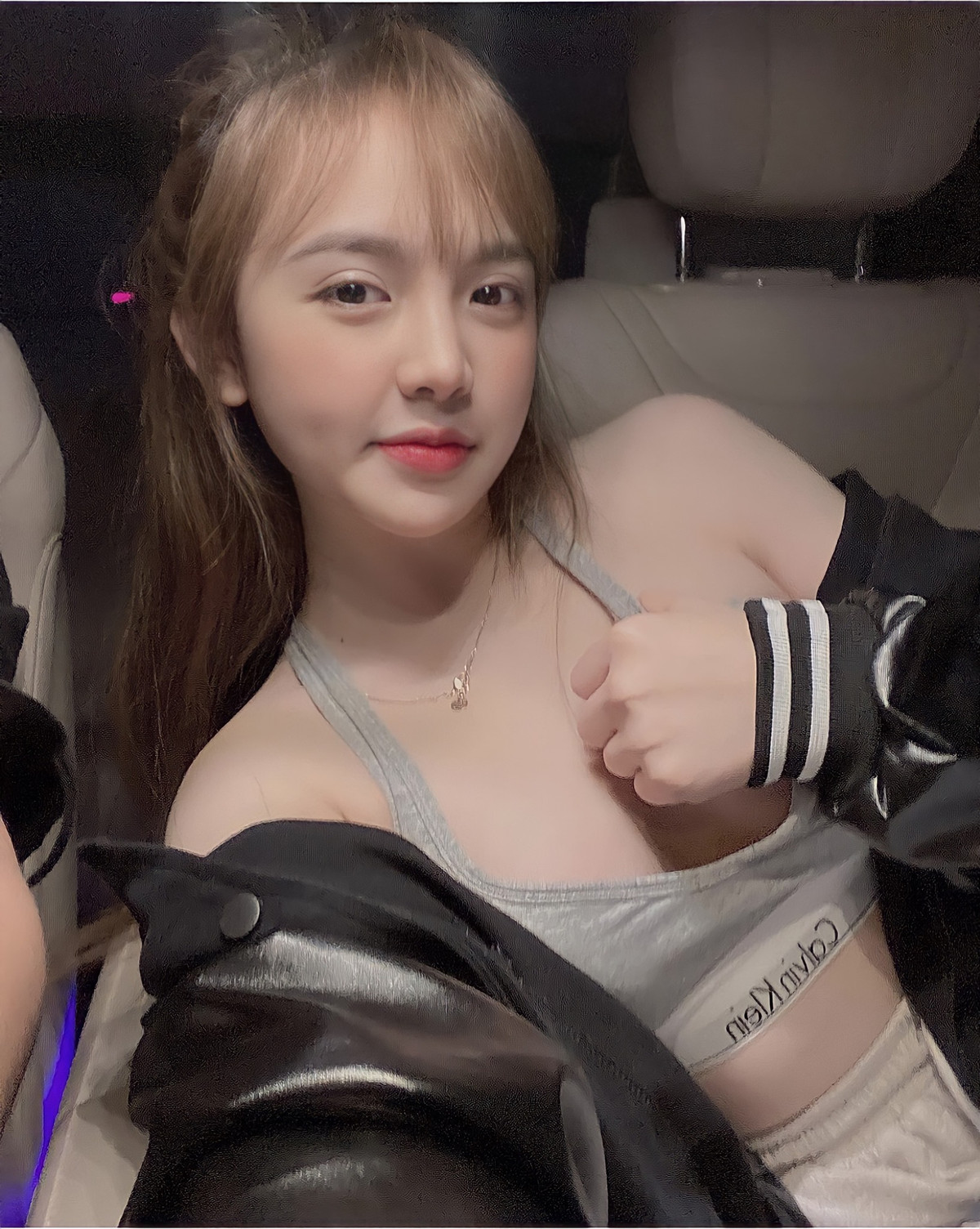 Cô gái này không ngại diện các bộ váy gợi cảm hay trang phục quyến rũ ôm sát.