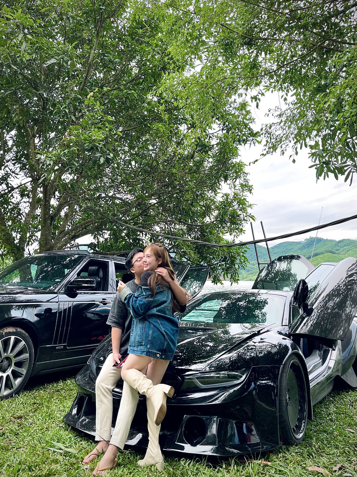 Cô nàng cũng thường xuyên chia sẻ khoảnh khắc tình cảm với người yêu của mình.