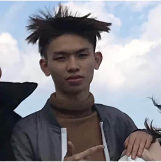 Khi đặt chân tới đỉnh Fanxipan ở độ cao 3.143m, ắt hẳn ai cũng muốn ghi lại cho mình những khoảnh khắc đáng nhớ. Tuy nhiên đây chính là điểm đến lý tưởng của những cơn gió đại ngàn, chúng rất thích thử thách sự kiên nhẫn của cả người chụp và người được chụp.