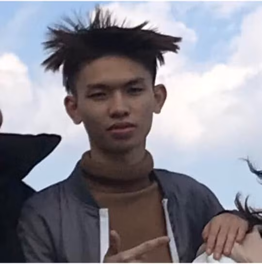 Khi đặt chân tới đỉnh Fanxipan ở độ cao 3.143m, ắt hẳn ai cũng muốn ghi lại cho mình những khoảnh khắc đáng nhớ. Tuy nhiên đây chính là điểm đến lý tưởng của những cơn gió đại ngàn, chúng rất thích thử thách sự kiên nhẫn của cả người chụp và người được chụp.