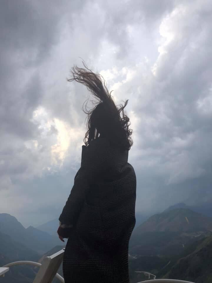 Một trong những điều khiến nhiều người vỡ mộng đó là mái tóc sau mỗi lần tạo dáng chụp ảnh, dù bạn có chăm chút tóc đến mức nào thì khi chụp ảnh check-in Sa Pa cũng khó thoát khỏi cảnh tượng đầu tóc rối bời.