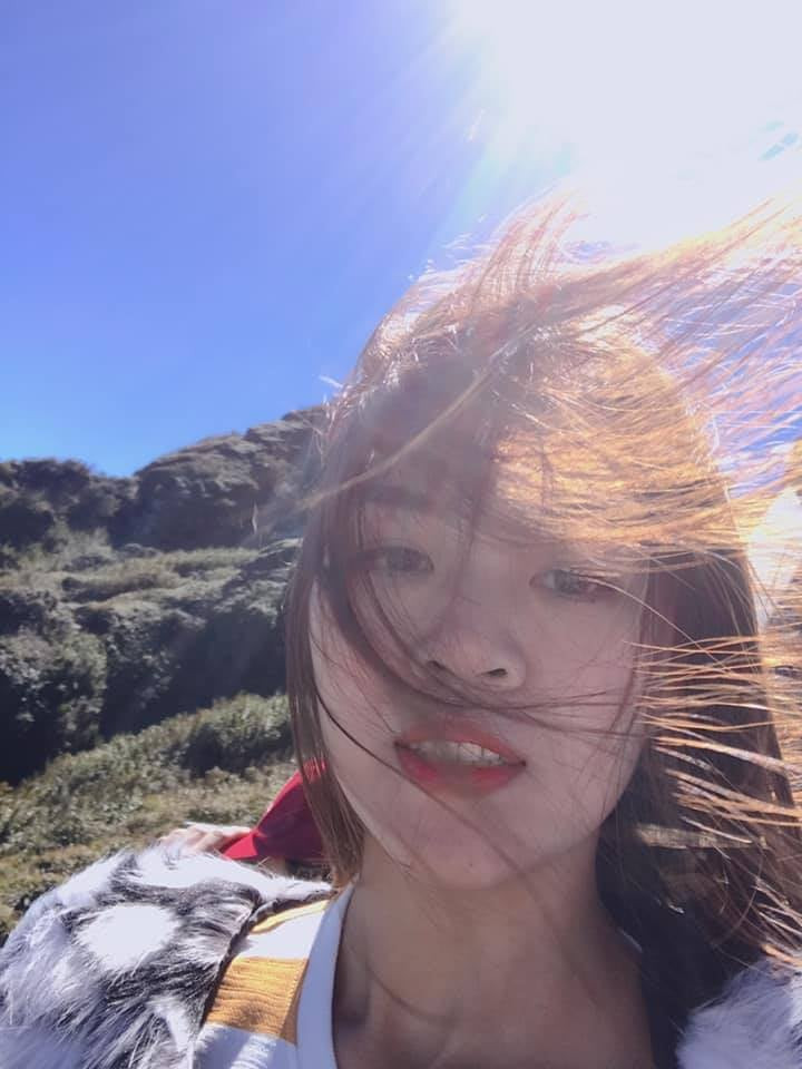 Trên mạng xã hội, nhiều thành viên hào hứng chia sẻ các khoảnh khắc dở khóc dở cười khi cố tạo cho mình một bức ảnh đẹp tại nơi đây.