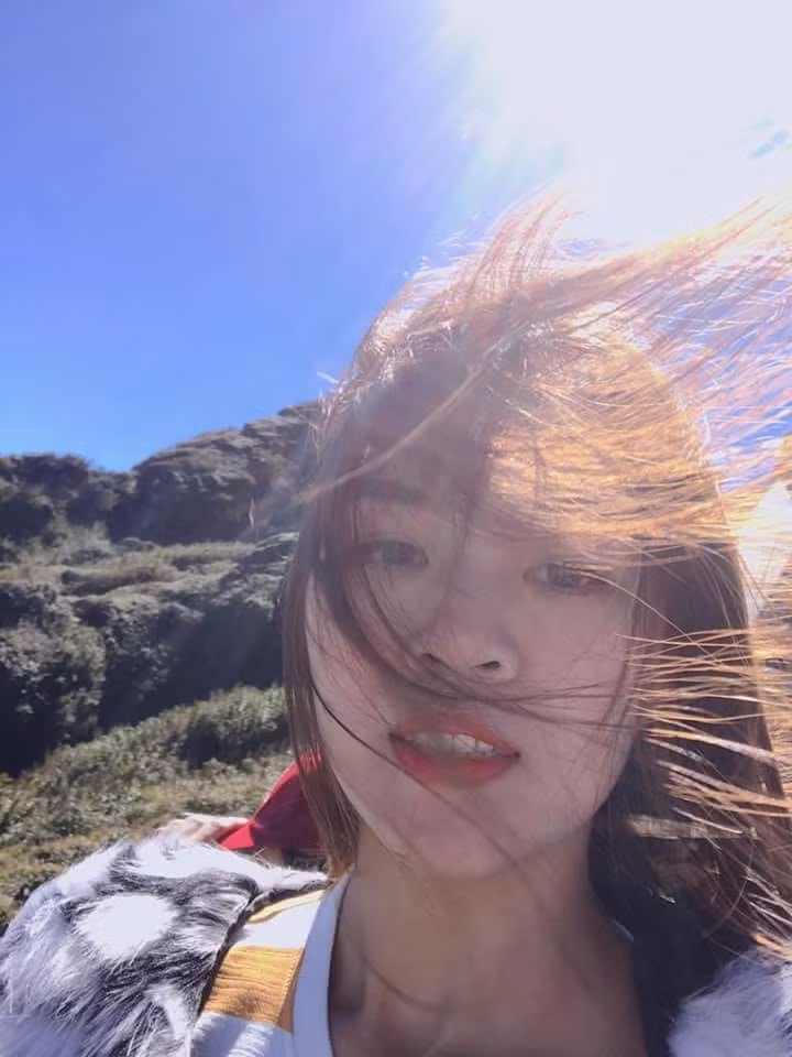 Trên mạng xã hội, nhiều thành viên hào hứng chia sẻ các khoảnh khắc dở khóc dở cười khi cố tạo cho mình một bức ảnh đẹp tại nơi đây.