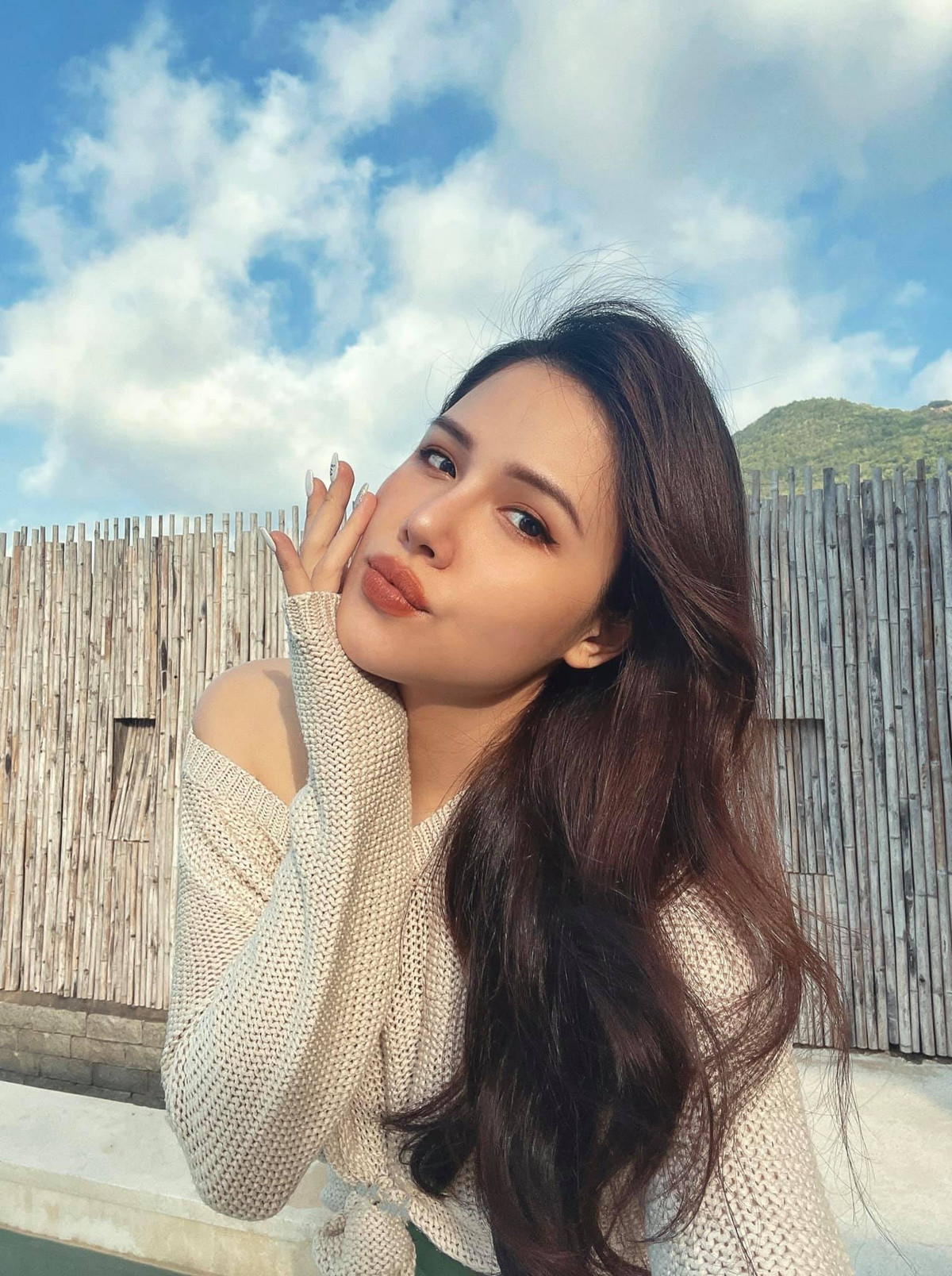 Giữa tháng 6/2020, người đẹp công bố lên xe hoa cùng ông xã đại gia. Theo tìm hiểu, nửa kia của cô tên Nguyễn Thành Nam - một doanh nhân cực thành đạt trong lĩnh vực du lịch, bất động sản ở Đà Nẵng.