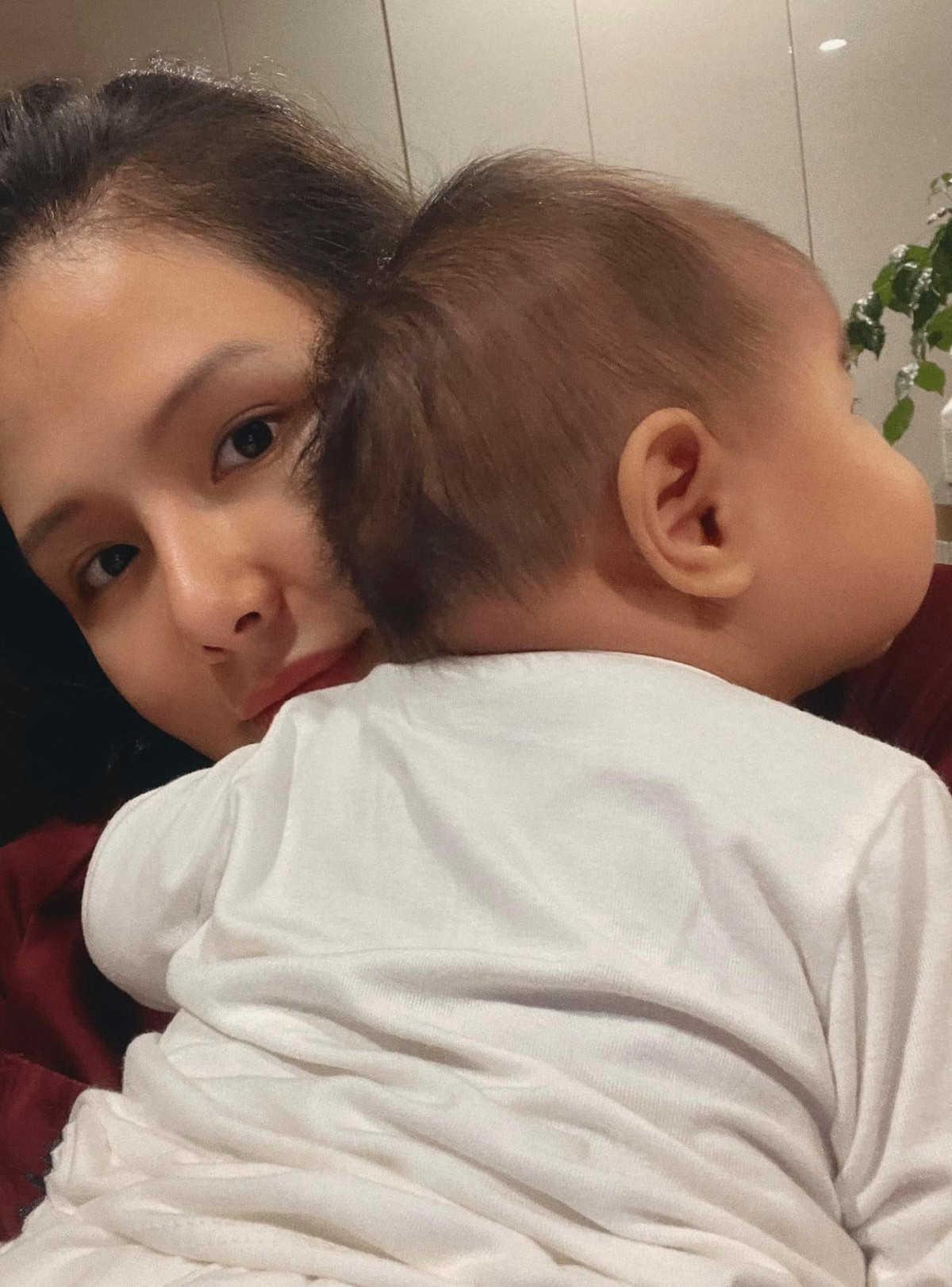 Không hề có dấu hiệu "đầu bù tóc rối", nữ diễn viên trang điểm kỹ càng và vô cùng tươi tắn, vui vẻ tận hưởng những giây phút bên con gái.