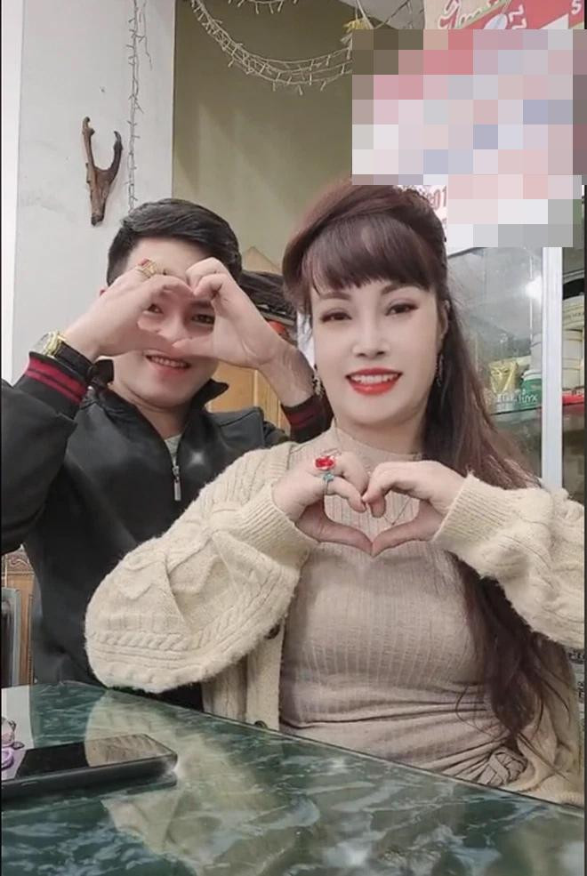 Dưới phần bình luận, bên cạnh lời chúc gửi đến đôi vợ chồng, không ít cư dân mạng chú ý đến gương mặt của chị Thu Sao.