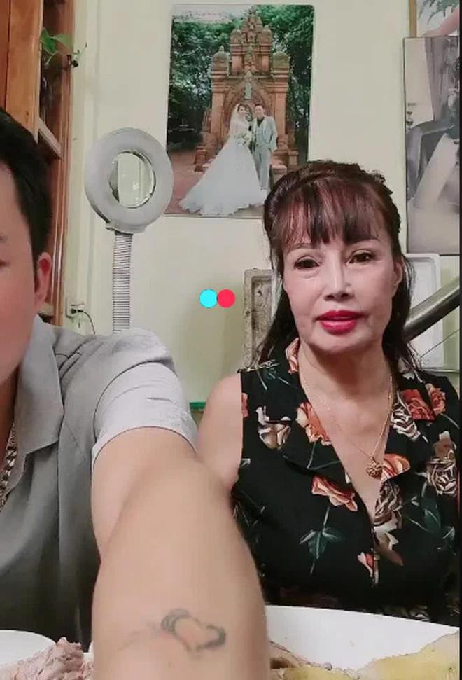 Ngoài ra, nhiều netizen cho rằng có thể do chị sử dụng app nên gương mặt mới như vậy.