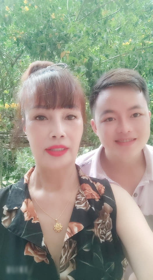 Thời gian qua, "cô dâu 62 tuổi" Thu Sao và chồng chuyên tâm vào việc bán hàng qua mạng. Thỉnh thoảng cặp đôi tung ảnh má kề má để chứng minh vẫn đang hạnh phúc.