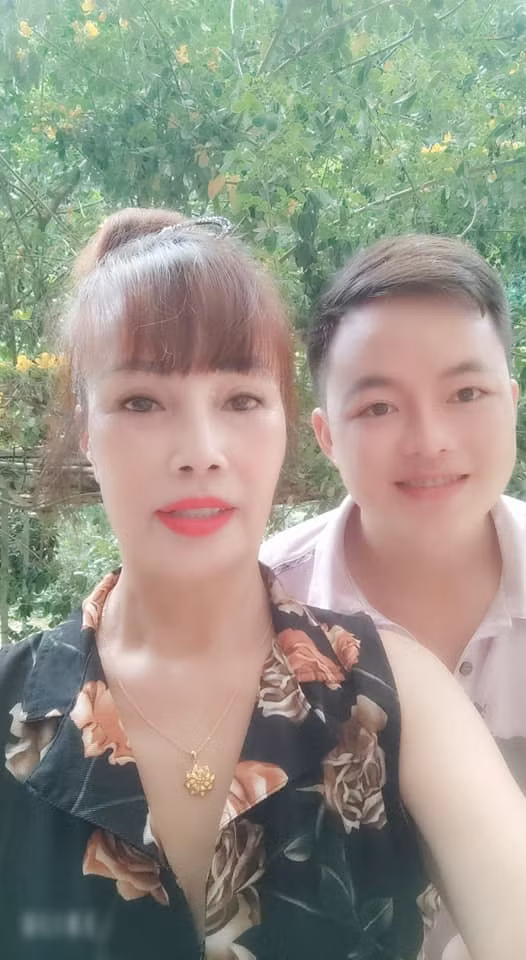 Thời gian qua, "cô dâu 62 tuổi" Thu Sao và chồng chuyên tâm vào việc bán hàng qua mạng. Thỉnh thoảng cặp đôi tung ảnh má kề má để chứng minh vẫn đang hạnh phúc.