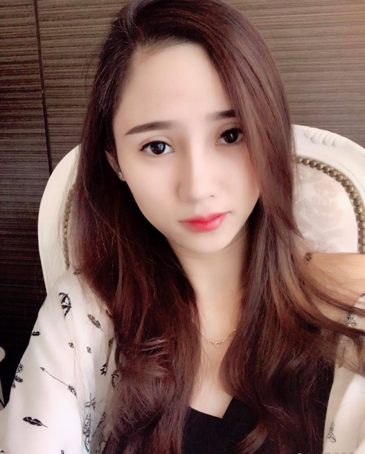 Trên trang cá nhân, Anh Thư và Minh Minh không ngần ngại chia sẻ nhiều khoảnh khắc tình tứ giữa chốn công cộng. Ảnh: FBNV