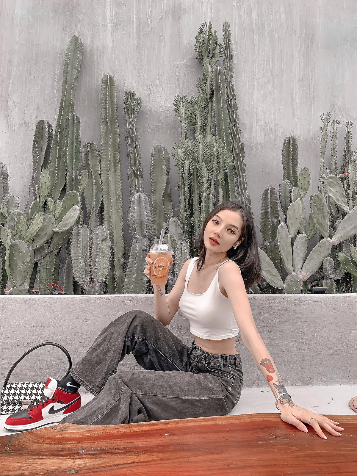 Còn về phía Minh Minh, cô gái này không quá nổi tiếng nhưng lại gây chú ý nhờ sắc vóc xinh đẹp, một chín một mười với Anh Thư.