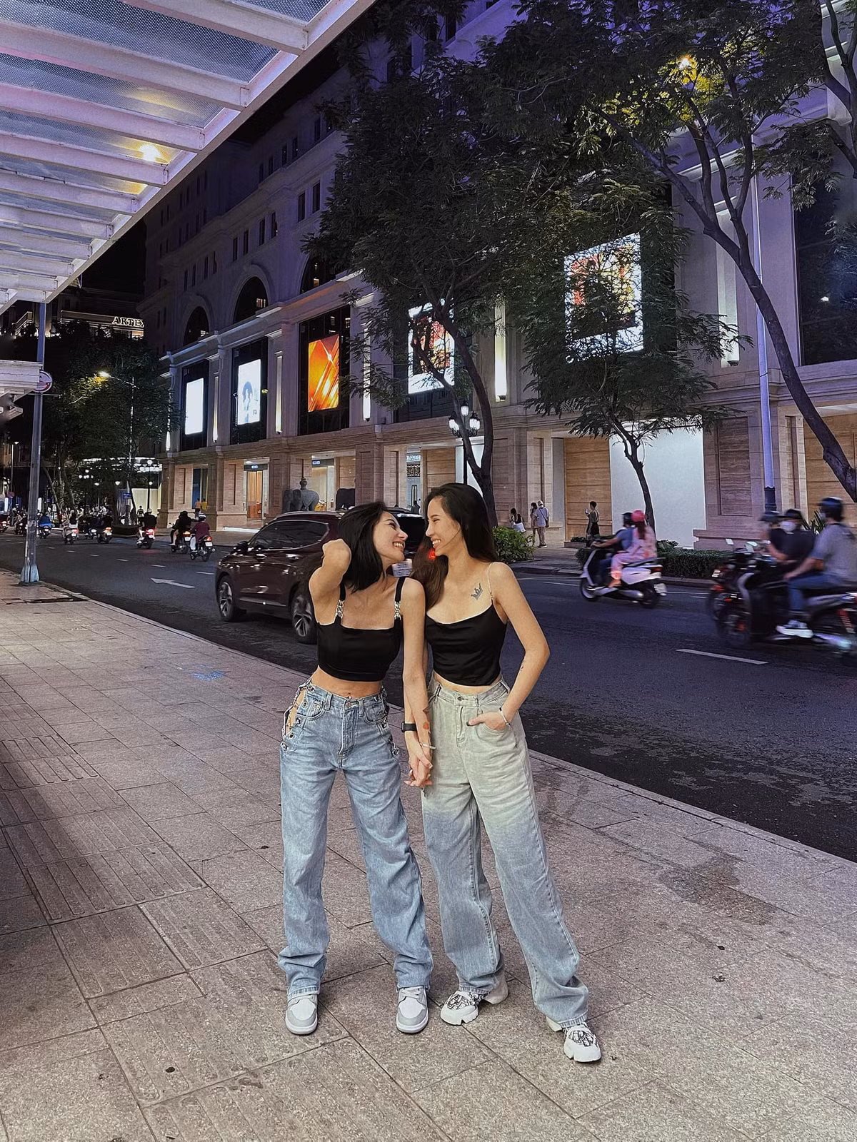 Cặp đôi đồng tính này nhanh chóng thu hút sự chú ý nhờ việc cả hai đều là những cái tên khá nổi trên MXH .