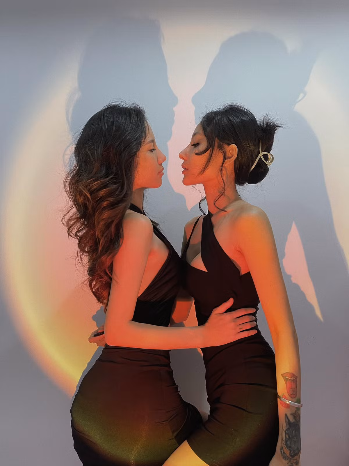 Chuyện tình yêu của cặp đồng tính nữ Vũ Trần Anh Thư (hay gọi là Xíu) với Minh Minh đang được cư dân mạng hết lòng ngưỡng mộ.