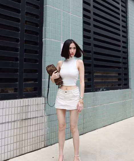 Hot girl Thái sở hữu thân hình thanh mai. Mặc dù không mang vẻ đẹp mặn mà, Grace vẫn gây ấn tượng bởi gương mặt có nét cổ điển, cùng kiểu tóc ngắn đặc trưng của mình.