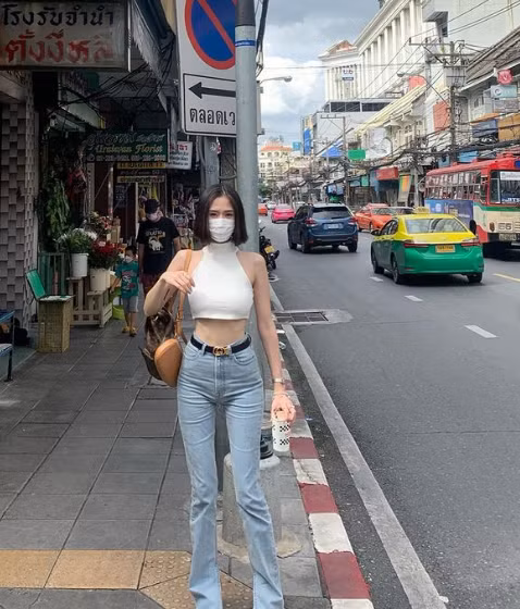 Dù đã chạm ngưỡng 32 tuổi nhưng người đẹp vẫn gây mê với vóc dáng mảnh mai, săn chắc đặc biệt là vòng eo con kiến trứ danh.