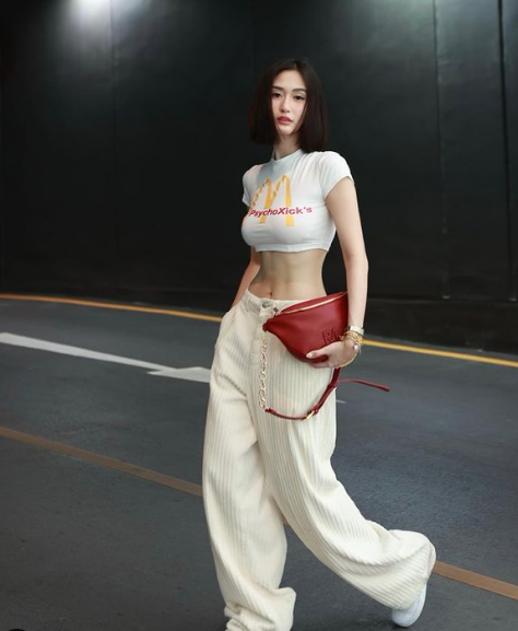 Cô được giới trẻ xem như fashion icon và cũng là gương mặt mẫu ảnh cho không ít nhãn hàng thời trang của xứ sở Chùa Vàng.