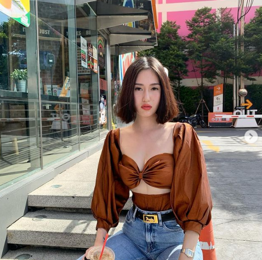 Cô thường kết hợp quần jeans với áo crop top nhằm tôn lên vòng eo nhỏ của mình.