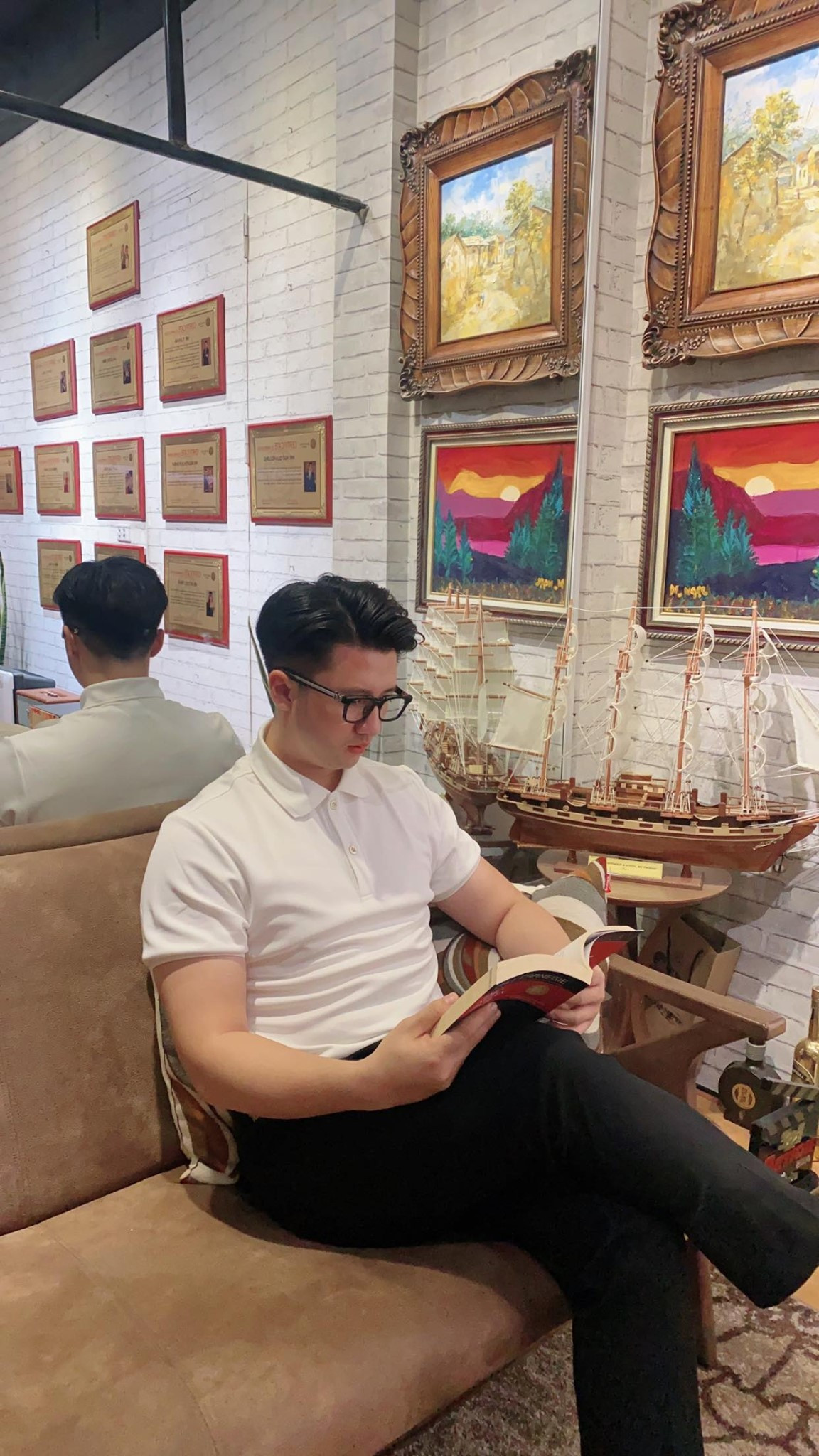 Tuy nhiên, chỉ sau một đêm, hình tượng “người chồng mẫu mực” của Trọng Hưng bị sụp đổ.