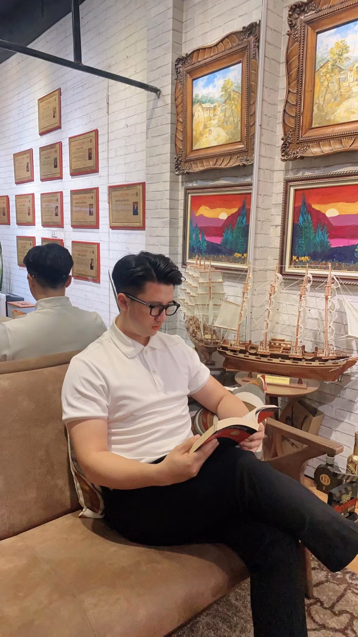 Tuy nhiên, chỉ sau một đêm, hình tượng “người chồng mẫu mực” của Trọng Hưng bị sụp đổ.