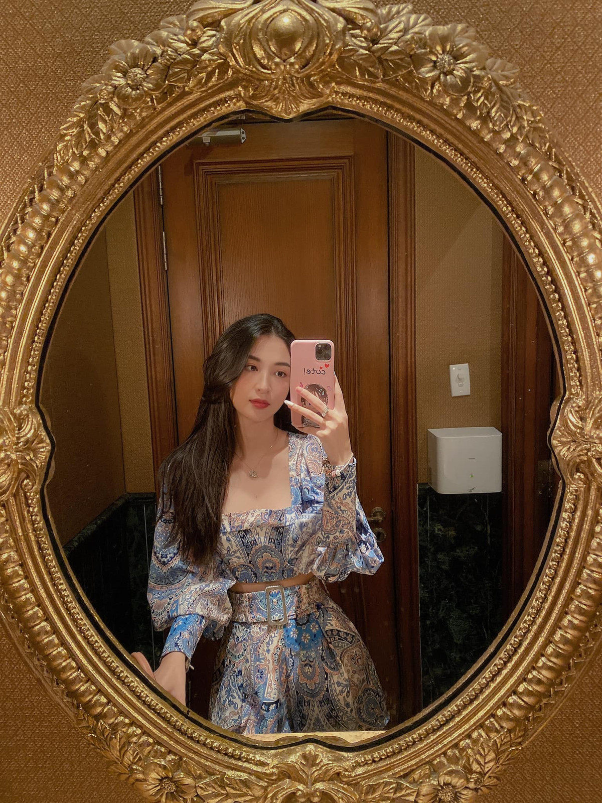 Cô không đóng khung bản thân trong phong cách tiểu thư hay gợi cảm, cá tính mà tùy theo từng địa điểm sẽ đến mà chọn trang phục cho phù hợp.