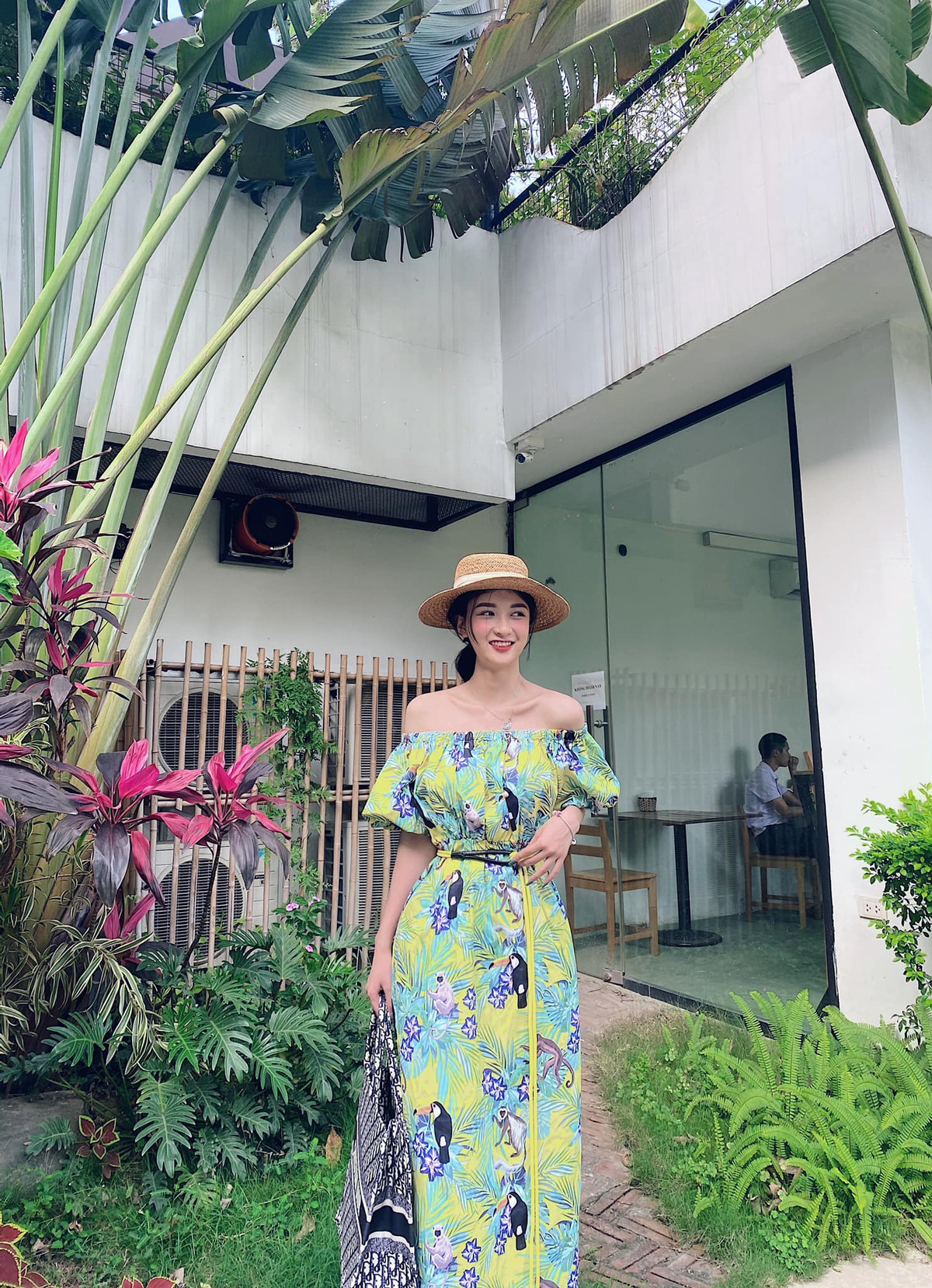 Netizen nhận xét sau ồn ào không đáng có, người đẹp như biến thành một con người khác, quyến rũ, sắc sảo và ấn tượng hơn ngày trước rất nhiều.