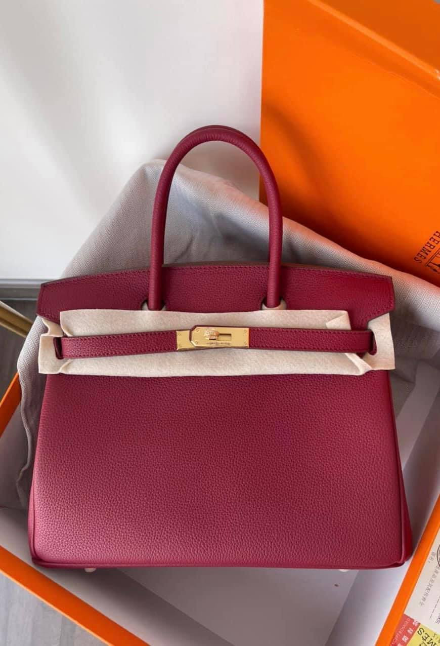 Chiếc túi dòng Hermes Birkin và Kelly đặc biệt được cô yêu thích và tậu về vừa qua khiến hội chị em thực sự trầm trồ bởi độ chịu chơi của mình.