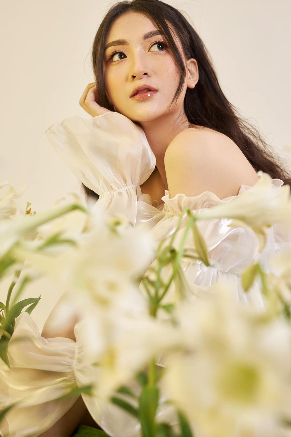 " Hot girl Về nhà đi con" Vũ Thị Anh Thư được biết đến là nữ diễn viên phụ trong bộ phim truyền hình đình đám, ngoài ra cô nàng còn từng nộp đơn dự thi Hoa hậu Việt Nam 2020 nhưng sau đó lại không xuất hiện ở vòng sơ khảo.