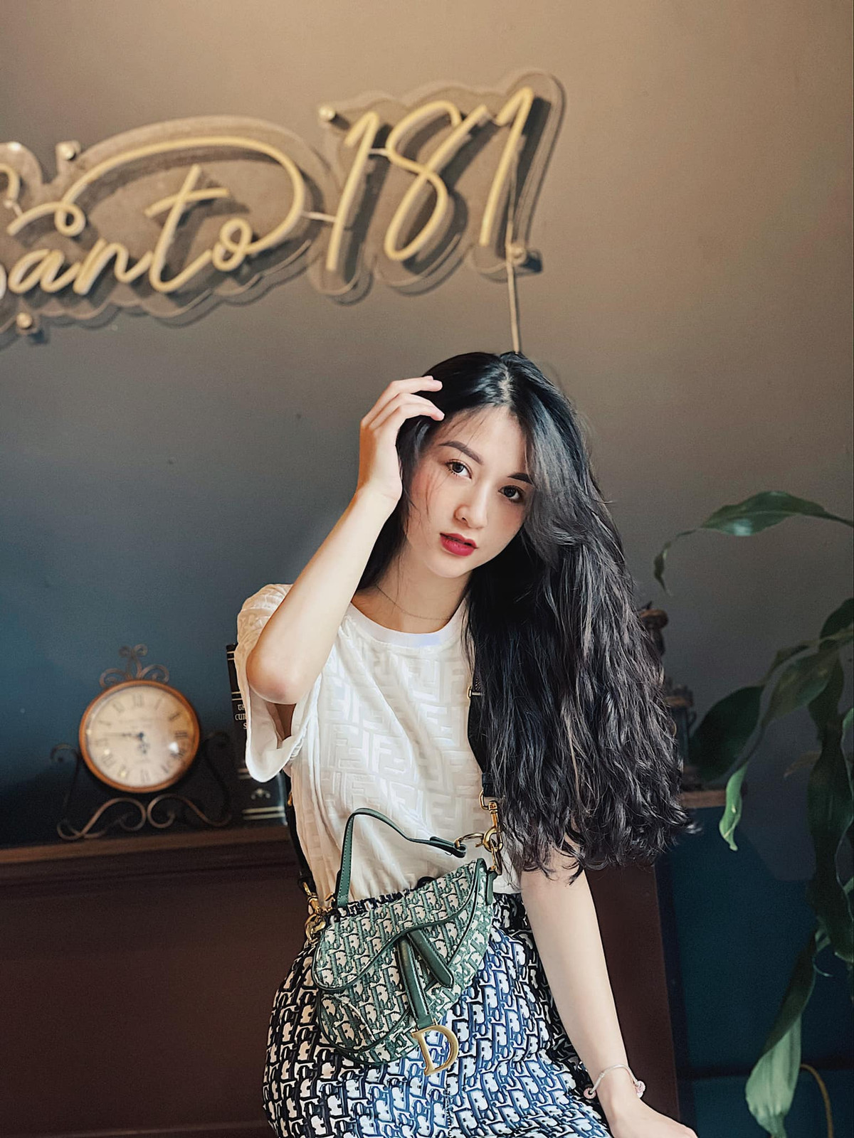 Hot girl 9x dường như đã trải qua cú sốc đầu đời đã lấy lại tinh thần vui tươi trong cuộc sống.
