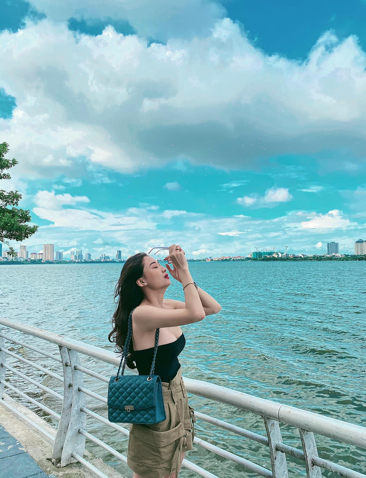 Nhan sắc của Thư Vũ từng bị cư dân mạng bàn tán xôn xao. Theo nhiều người, nhan sắc hiện tại của cô là do đã phẫu thuật thẩm mỹ nhiều bộ phận trên cơ thể như gọt cằm, làm răng, sửa mũi... và cả làm ngực.