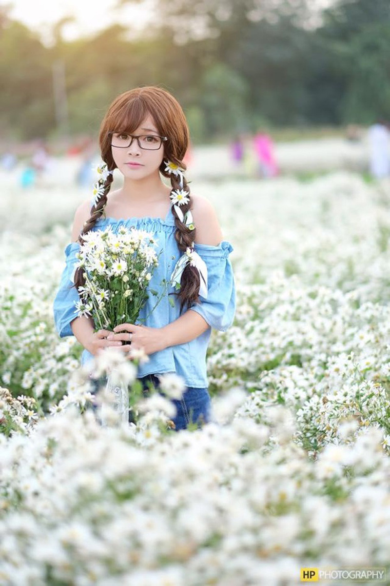 Mimi Chan (tên thật là Phạm Minh Châu) bắt đầu gây chú ý từ năm 2015, thời điểm đó, cô nàng vừa là một Cosplayer, vừa là một tuyển thủ xinh đẹp của bộ môn Liên Minh Huyền Thoại.