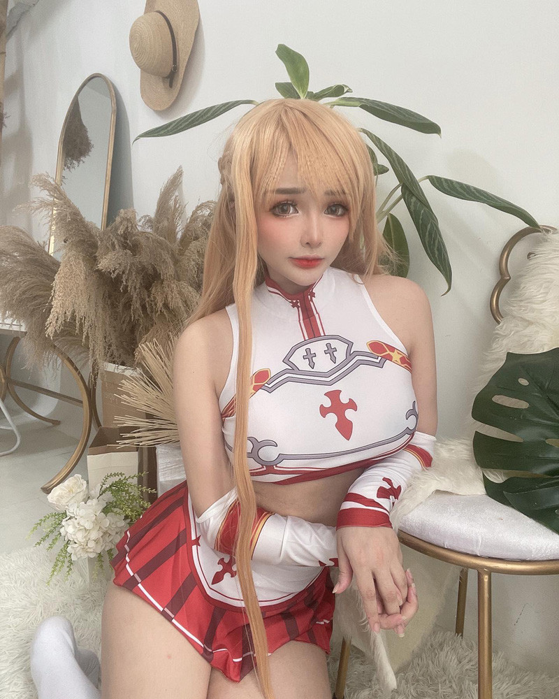 Mimi Chan tự tin cosplay với nhiều trang phục đa dạng, hấp dẫn, tuy nhiên vẫn không tránh khỏi những hình ảnh có chút hở bạo.