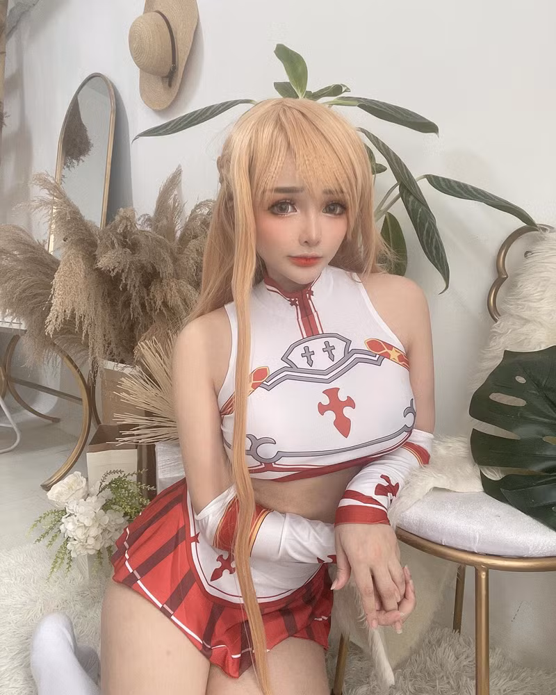 Mimi Chan tự tin cosplay với nhiều trang phục đa dạng, hấp dẫn, tuy nhiên vẫn không tránh khỏi những hình ảnh có chút hở bạo.