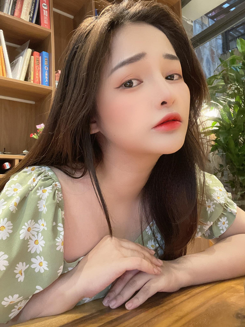 Mimi Chan cũng từng có một thời gian gắn bó với công việc streamer, đây cũng là thời điểm cô nàng được khán giả biết đến nhiều hơn.