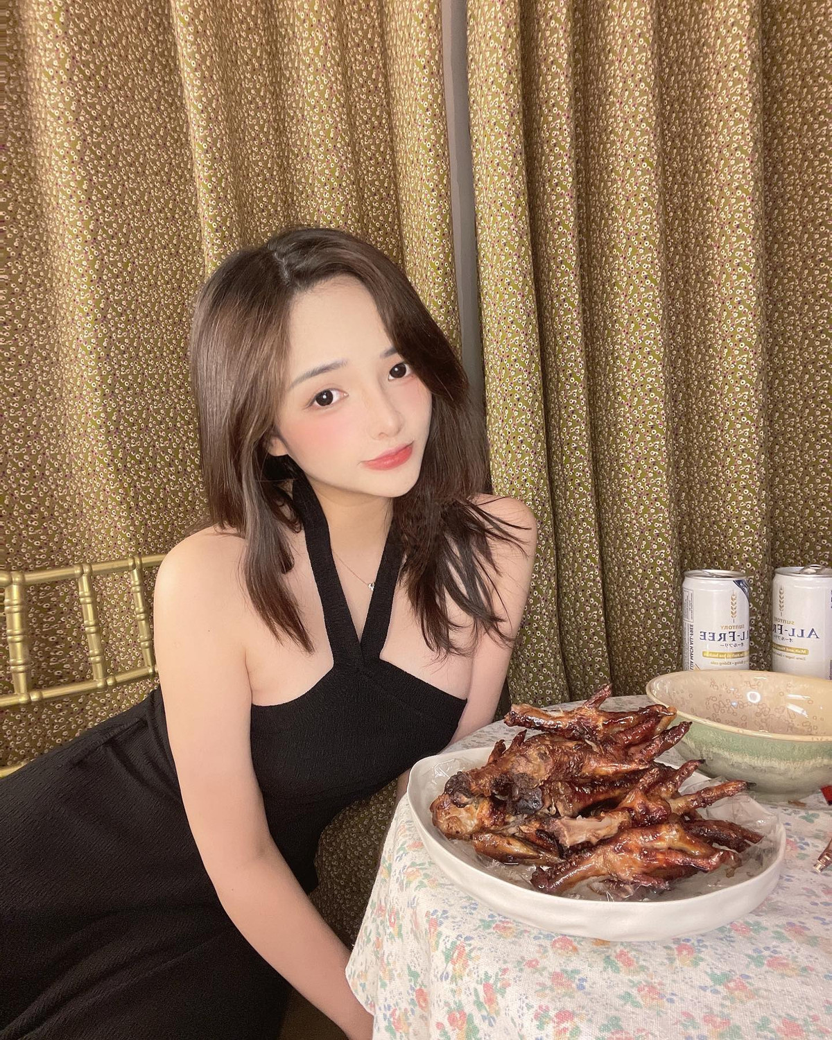 Có rất nhiều người hâm mộ còn ưu ái gọi cô nàng là "thiên thần" của làng cosplay Việt Nam vì vẻ ngoài dễ thương, cuốn hút khó cưỡng lại.