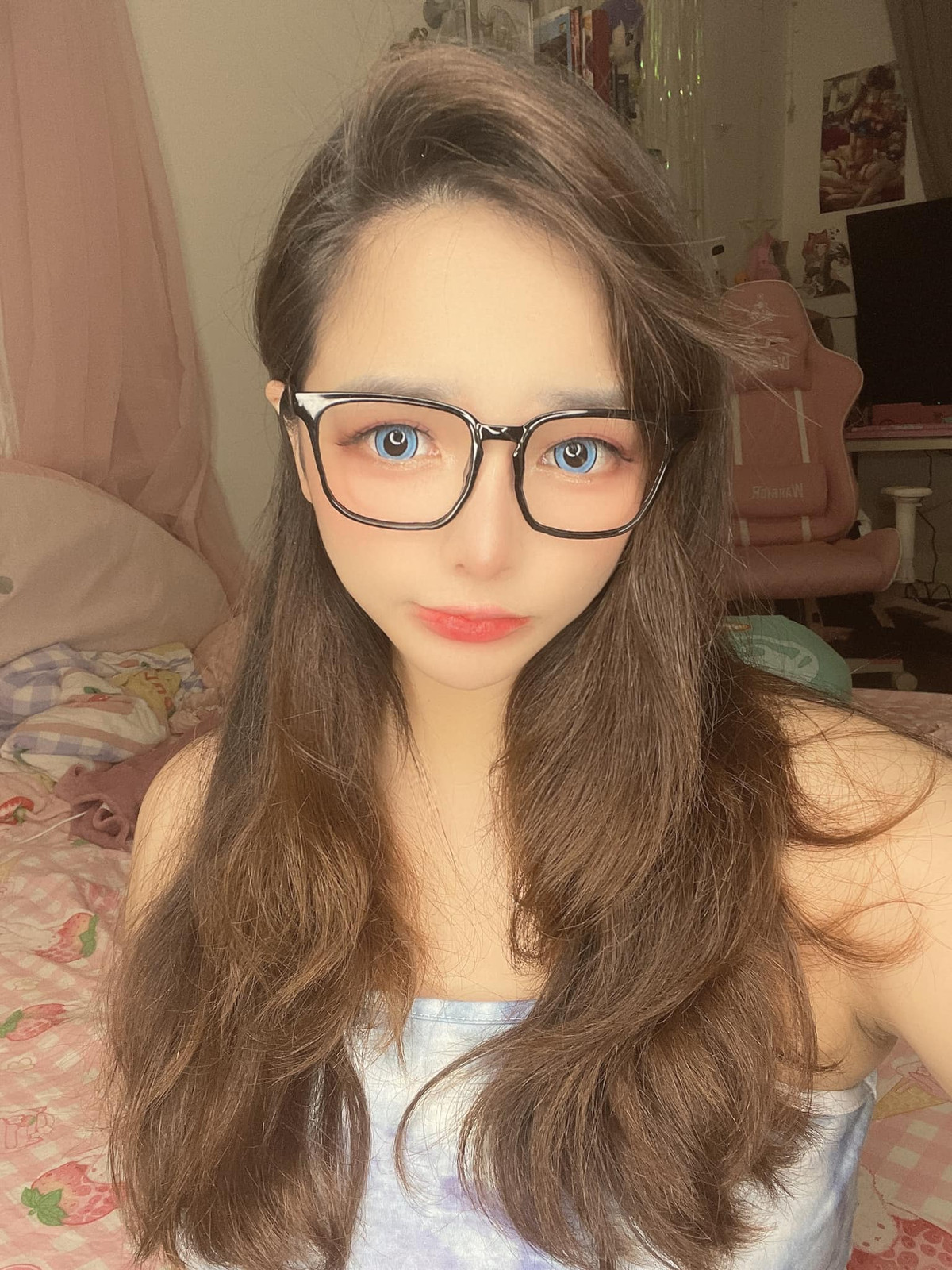 Không chỉ khiến người xem "tan chảy" với những màn hóa thân xuất sắc, Mimi Chan cũng rất biết cách "đổi gió" khiến các fan không khỏi bất ngờ.