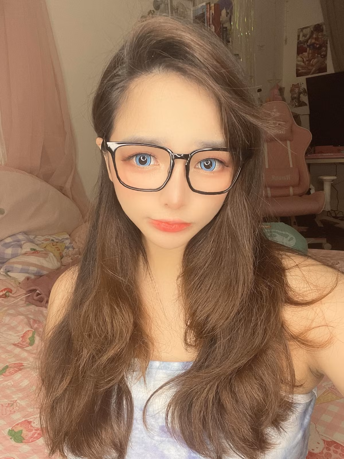 Không chỉ khiến người xem "tan chảy" với những màn hóa thân xuất sắc, Mimi Chan cũng rất biết cách "đổi gió" khiến các fan không khỏi bất ngờ.