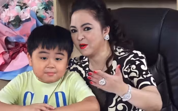 Khi bà chủ khu du lịch Đại Nam bắt đầu chuyển qua nền tảng TikTok thì Hằng Hữu cũng nhanh chóng sở hữu một kênh TikTok của riêng mình.