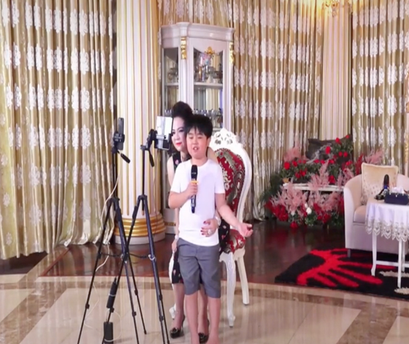 Ngoài ra, nhóc tỳ này còn có nhiều sở thích khá giống mẹ như livestream hay hát hò vui vẻ. Ảnh: Tổng hợp