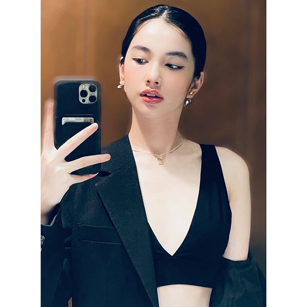 Bỏ qua những ồn ào tình cảm, không thể phủ nhận được rằng càng ngày, phong độ nhan sắc của người đẹp An Giang này càng thăng hạng.